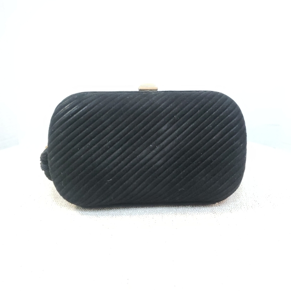 Bottega Veneta Suede Black Diagonal Lines Clutch. - Picture 6 of 7